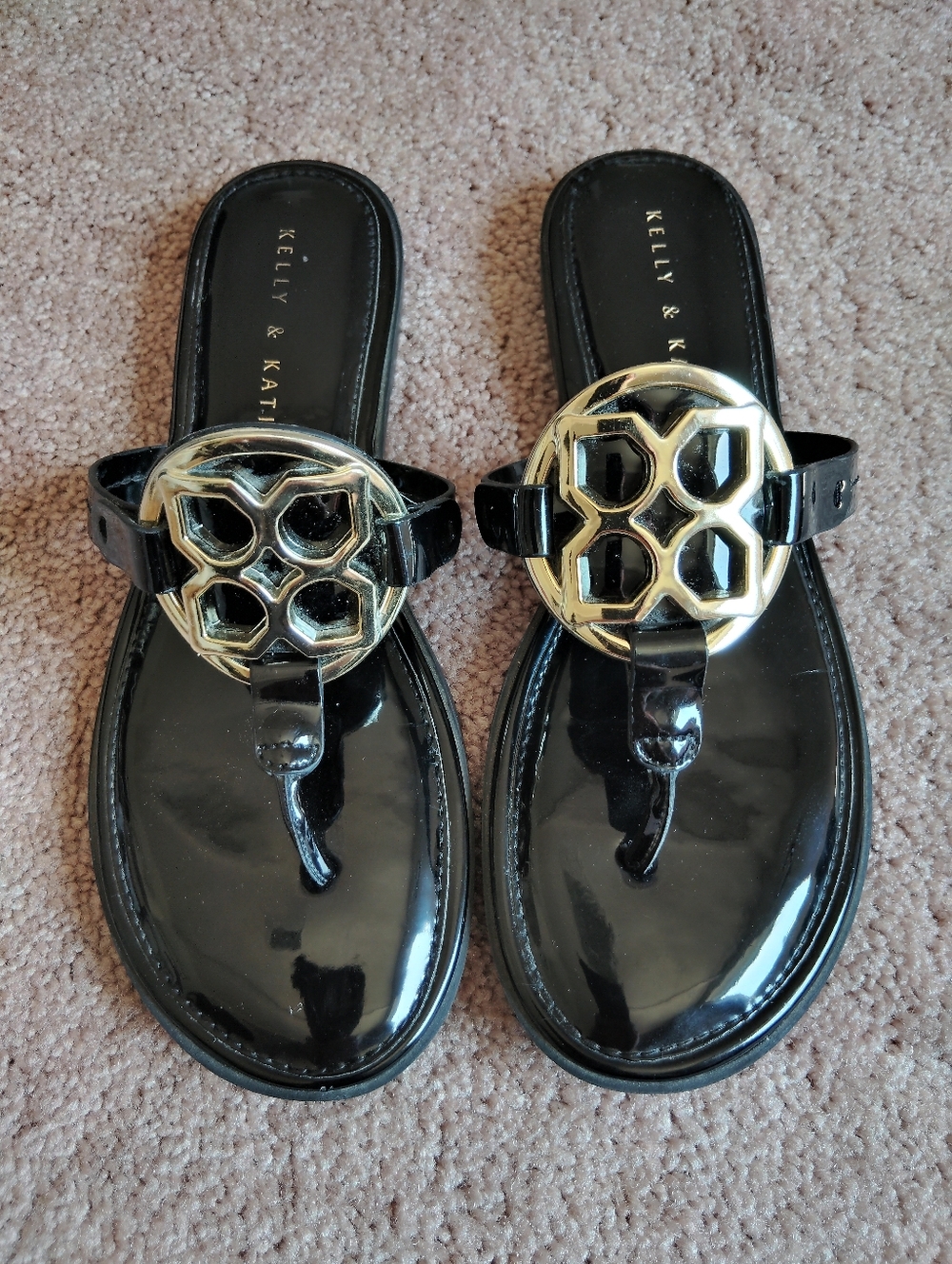 Kelly & Katie Black Patent Thong Sandals with Gold Emblem,sz 7.5 - Picture 2 of 7